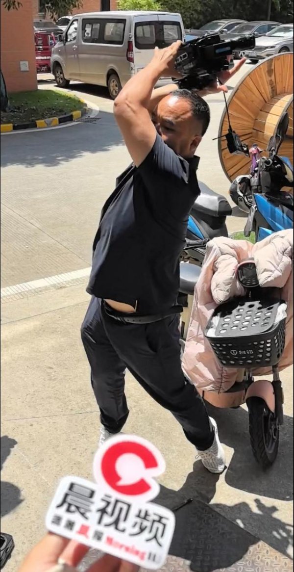 一点金 推搡记者砸坏多台摄像机！长沙消费者称买到不达标电缆，记者协同维权时公司负责人施暴